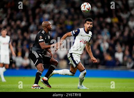 Dominic Solanke (a destra) del Tottenham Hotspur e Julio Romao di Qarabag combattono per il pallone durante la partita di UEFA Europa League allo stadio Tottenham Hotspur di Londra. Data foto: Giovedì 26 settembre 2024. Foto Stock