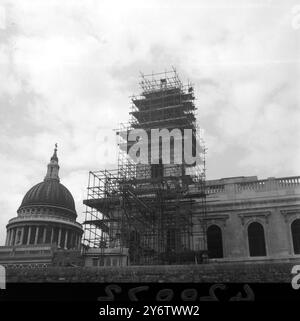 CHIESE SPIRE RICOSTRUÌ LA ST NICHOLAS COLE ABBEY CHURCH VICINO ALLA ST PAULS CATHEDRAL A LONDRA IL 31 AGOSTO 1961 Foto Stock