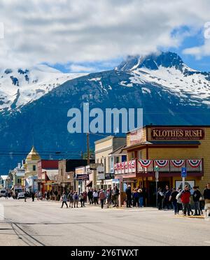 Guardando verso sud lungo una sezione di Broadway con i suoi negozi vintage e le attrazioni turistiche di Skagway, Alaska. Foto Stock