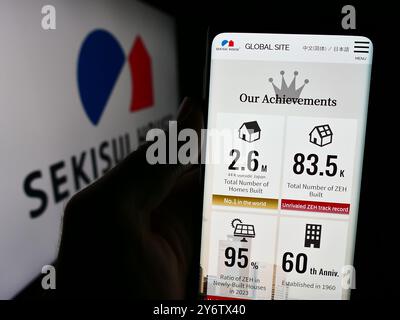 Germania. 20 agosto 2024. In questa immagine, una persona ha un cellulare con il sito web della società giapponese Sekisui House Ltd. Davanti al logo. (Immagine di credito: © Timon Schneider/SOPA Images via ZUMA Press Wire) SOLO PER USO EDITORIALE! Non per USO commerciale! Foto Stock