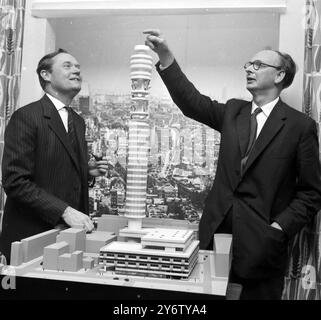 MODELLO DI EDIFICI GUARDATO DA THOMPSON E BEDFORD - MODELLI EDIFICIO DI UFFICI POSTALI A LONDRA BT TOWER 16 AGOSTO 1961 Foto Stock