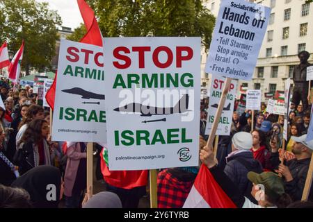 Londra, Regno Unito. 26 settembre 2024. I manifestanti si riuniscono fuori Downing Street con cartelli che invitano il governo britannico a smettere di armare Israele, mentre Israele attacca il Libano e continua la sua guerra in Palestina. Credito: SOPA Images Limited/Alamy Live News Foto Stock