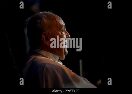 Steenokkerzeel, Belgio. 26 settembre 2024. Papa Francesco nella foto durante l'arrivo dell'aereo papale all'aeroporto militare di Melsbroek a Steenokkerzeel giovedì 26 settembre 2024. Il capo della Chiesa cattolica Papa Francesco, nato Jorge Mario Bergoglio, è in visita in Belgio dal 26 al 29 settembre, per celebrare il seicentesimo anniversario delle università KU Leuven e UCLouvain. BELGA FOTO DIRK WAEM credito: Belga News Agency/Alamy Live News Foto Stock