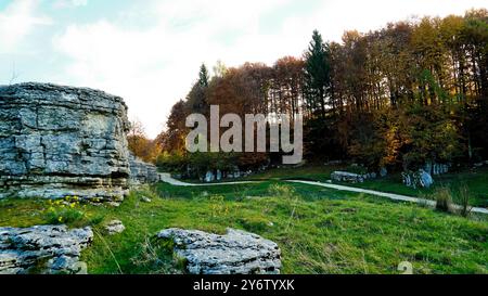 Valle delle Sfingi. Paesaggio autunnale. Velo Veronese. Provincia di Verona. Veneto, Italia Foto Stock