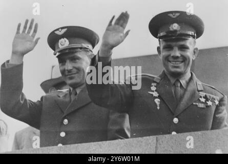 I COSMONAUTI RUSSI, I MAGGIORI YURI GAGARIN E GHERMAN TITOV, ONDEGGIANO AI CORVI A MOSCA / 10 AGOSTO 1961 Foto Stock