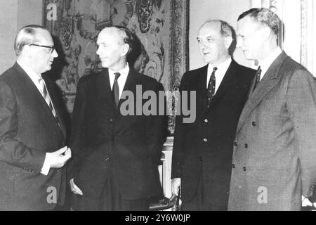 IL MINISTRO DEGLI ESTERI BRITANNICO LORD HOME CON VON BRENTANO, DEAN RUSK E COUVE DE MURVILLE A PARIGI / 5 AGOSTO 1961 Foto Stock