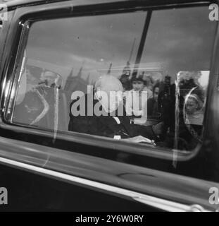 SIR WINSTON CHURCHILL ALLA CAMERA DEI COMUNI DI LONDRA / 2 AGOSTO 1961 Foto Stock