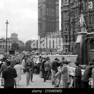 CODE ALLA CAMERA DEI COMUNI DI LONDRA IL 2 AGOSTO 1961 Foto Stock