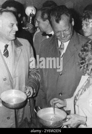 IL SINDACO DI BERLINO OVEST WILLY BRANDT CON I RIFUGIATI 21 LUGLIO 1961 Foto Stock