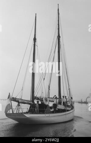 YACHTING THE ASGARD PARTE DA SOUTHAMPTON PER EIRE 22 LUGLIO 1961 Asgard fu l'ultimo e più famoso yacht di Erskine Childers: Nel giugno 1914 lo usò per contrabbandare un carico di 900 vecchi ma efficienti fucili Mauser Model 1871 e 29.000 cartucce di polvere nera al movimento dei volontari irlandesi nel villaggio di pescatori di Howth, nella contea di Dublino (in seguito noto come 'Howth gun-running'). Fu acquistata dal governo irlandese come nave da addestramento nel 1961, immagazzinata sulla terraferma nel deposito di Kilmainham Gaol nel 1979, e infine divenne una mostra statica al National Museum of Ireland nel 2012. Foto Stock