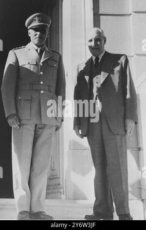 IL GENERALE ITALIANO HUMBERTO MARTINO CON IL PRESIDENTE ANTONIO OLIVEIRA SALAZAR A LISBONA / 15 LUGLIO 1961 Foto Stock