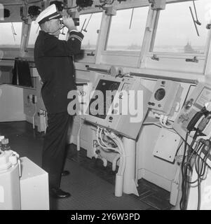 US NAVY BRIDGE E PANNELLO DI CONTROLLO CAPTAIN FREGATA MISSILISTICA GUIDATA DAGLI STATI UNITI A PORTSMOUTH, 12 LUGLIO 1961 Foto Stock