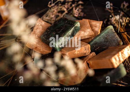 Saponette fatte a mano con erbe naturali e una luce delicata. Foto Stock