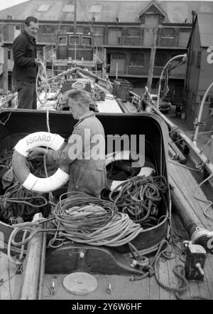 J. DURRANT A BORDO DELLO YACHT - ASGARD 15 GIUGNO 1961 Asgard fu l'ultimo e più famoso yacht di Erskine Childers: Nel giugno 1914 lo usò per contrabbandare un carico di 900 vecchi ma efficienti fucili Mauser Model 1871 e 29.000 cartucce di polvere nera al movimento dei volontari irlandesi nel villaggio di pescatori di Howth, nella contea di Dublino (in seguito noto come 'Howth gun-running'). Fu acquistata dal governo irlandese come nave da addestramento nel 1961, immagazzinata sulla terraferma nel deposito di Kilmainham Gaol nel 1979, e infine divenne una mostra statica al National Museum of Ireland nel 2012. Foto Stock