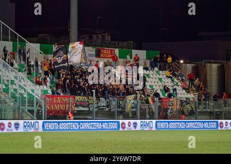 Tifosi del Benevento calcio durante Monopoli vs Benevento, partita di serie C a Monopoli, Italia, settembre 26 2024 Foto Stock