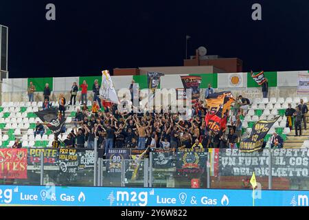 Tifosi del Benevento calcio durante Monopoli vs Benevento, partita di serie C a Monopoli, Italia, settembre 26 2024 Foto Stock