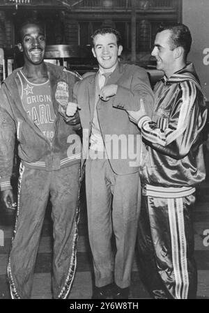 BOXER FREDDIE GILROY CON GIOCATORI DI BASKET HARLEM GLOBETROTTERS IN BELGIO / 26 MAGGIO 1961 Foto Stock