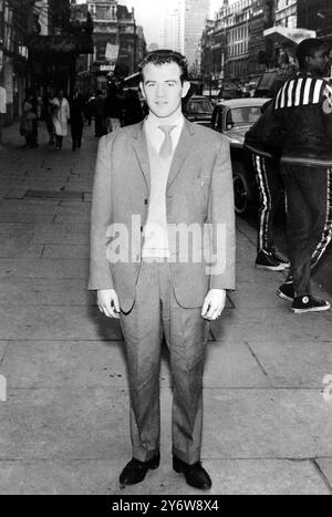 BOXER FREDDIE GILROY IN BELGIO CON GIOCATORI DI BASKET HARLEM GLOBETROTTERS / 26 MAGGIO 1961 Foto Stock