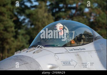 Il capitano Joshua "Bruiser" Patton, 480th Fighter Squadron "Warhawks" F-16 Fighting Falcon, esegue controlli post-volo prima del Sanicole International Airshow 2024 presso Kleine-Brogel Air base, Belgio, 20 settembre 2024. Lo Squadron, assegnato al 52nd Fighter Wing presso la Spangdahlem Air base, opera oltre due dozzine di velivoli 50 F-16 nei più impegnativi set di missioni aria-aria e aria-terra. (Foto U.S. Air Force di Senior Airman Meghan Hutton) Foto Stock