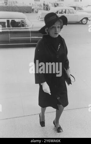 MARLENE DIETRICH AL FUNERALE DI GARY COOPER A HOLLYWOOD / 18 MAGGIO 1961 Foto Stock