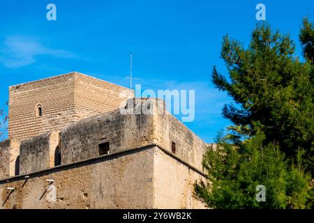 Mura medievali e torre del Castello Normanno-Svevo a Bari, Italia Foto Stock