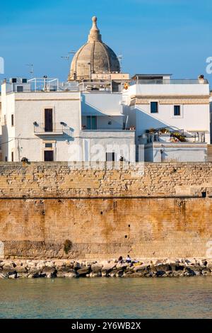 La storica spiaggia di Cala porta Vecchia a Monopoli, Italia Foto Stock