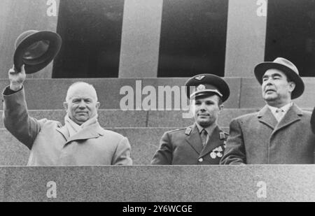 IL PREMIER SOVIETICO NIKITA KHRUSHCHEV CON YURI GAGARIN ALLA CELEBRAZIONE DEL GIORNO DI MAGGIO A MOSCA / 1 MAGGIO 1961 Foto Stock