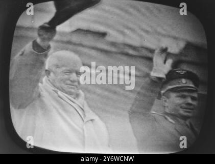 IL PREMIER SOVIETICO NIKITA KHRUSHCHEV YURI GAGARIN FESTEGGIA IL GIORNO DI MAGGIO A MOSCA / 1 MAGGIO 1961 Foto Stock