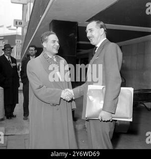 KONSTANTIN KUZAKOV CON PETER DIMMOCK - TV MEN IN LONDON / 25 APRILE 1961 Foto Stock