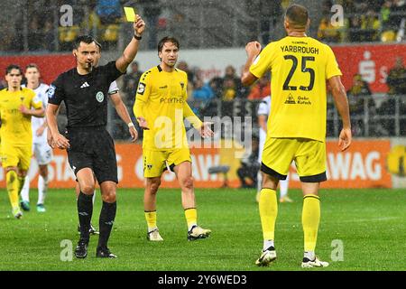 Aquisgrana, Germania. 25 settembre 2024. v.li.: Konrad Oldhafer (Schiedsrichter) zeigt Lamar Yarbrough (Alemannia Aachen, 25) Die Gelbe Karte, Gelbe Karte, Verwarnung, cartellino giallo, 25.09.2024, Aquisgrana (Deutschland), Fussball, 3. Liga, Alemannia Aachen - SV Waldhof Mannheim, Fussball, 3. LIGA, ALEMANNIA AACHEN - SV WALDHOF MANNHEIM, LE NORMATIVE DFB/DFL VIETANO QUALSIASI USO DI FOTOGRAFIE COME SEQUENZE DI IMMAGINI E/O QUASI-VIDEO. Credito: dpa/Alamy Live News Foto Stock