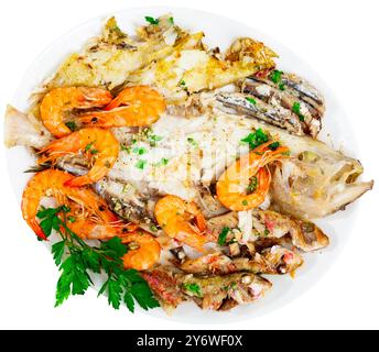 Le carcasse di pesce fritto vengono servite sul piatto, con un assortimento di pesci e gamberi dell'Atlantico Foto Stock