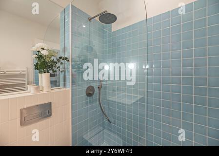 Questo non solo porta calore allo spazio, ma crea anche un'atmosfera rilassante nel bagno 2 Foto Stock