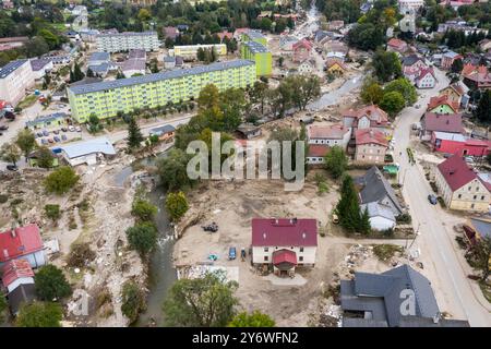 Una vista aerea dei detriti provenienti da edifici, ponti e strade distrutti mentre le massicce inondazioni hanno colpito le località turistiche nel sud della Polonia - Stronie Slaskie, Polonia, il 26 settembre 2024. L'Europa centrale, compresa la Polonia, ha subito ampie inondazioni dopo la tempesta Boris. Località come Ladek Zdroj, Klodzko e Stronie Sloskie sono state particolarmente colpite da un'ondata di inondazione. Le città vengono ricostruite a causa dei detriti. Le intense piogge dell'Europa a settembre sono due volte più probabili grazie ai cambiamenti climatici, afferma il gruppo World Weather Attribution (WWA). (Foto di Dominika Zarzycka/Sipa USA) Foto Stock