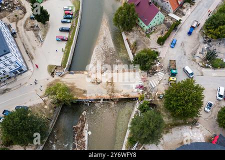 Una vista aerea dei detriti provenienti da edifici, ponti e strade distrutti mentre le massicce inondazioni hanno colpito le località turistiche nel sud della Polonia - Stronie Slaskie, Polonia, il 26 settembre 2024. L'Europa centrale, compresa la Polonia, ha subito ampie inondazioni dopo la tempesta Boris. Località come Ladek Zdroj, Klodzko e Stronie Sloskie sono state particolarmente colpite da un'ondata di inondazione. Le città vengono ricostruite a causa dei detriti. Le intense piogge dell'Europa a settembre sono due volte più probabili grazie ai cambiamenti climatici, afferma il gruppo World Weather Attribution (WWA). (Foto di Dominika Zarzycka/Sipa USA) Foto Stock