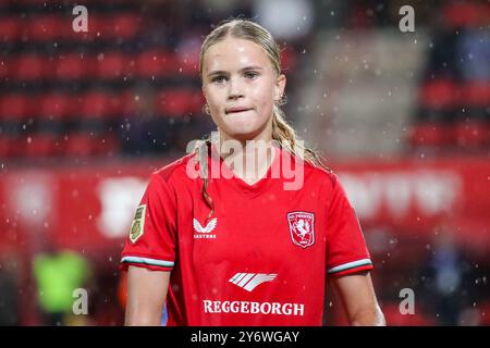 Enschede, Paesi Bassi. 26 settembre 2024. Enschede, Paesi Bassi, 26 settembre 2024: Sophie Proost (19 FC Twente) guarda durante la partita di qualificazione al secondo turno della UEFA Women Champions League tra FC Twente e Osijek a De Grolsch Veste a Enschede, Paesi Bassi. (Leiting Gao/SPP) credito: SPP Sport Press Photo. /Alamy Live News Foto Stock