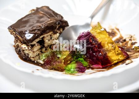 Classico pavé di cioccolato servito con gelatina colorata. perfetta combinazione di sapori Foto Stock