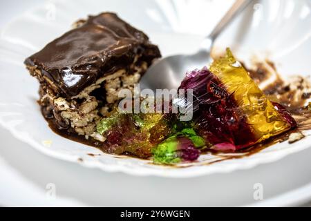 Classico pavé di cioccolato servito con gelatina colorata. perfetta combinazione di sapori Foto Stock