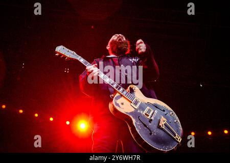 Tim Armstrong dei Rancid si esibisce sul palco del Providence Park di Portland, Oregon, USA nel Green Day Saviors 2024 Tour il 25 settembre 2024. ©Anthony Pidgeon Foto Stock