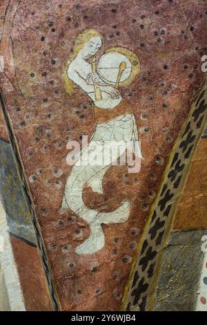 Figure medievali dipinte di sirena nella cripta della cattedrale di Beauvais. Raffigurazione di strumenti musicali, pipe e tabor, violino e cornamusa Foto Stock