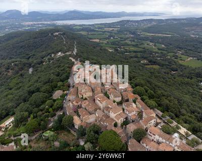 Vista aerea su verdi colline, pini e querce, case, golfo di saint-tropez, villaggio di Gassin, vigneti, Provence, Var, Francia Foto Stock