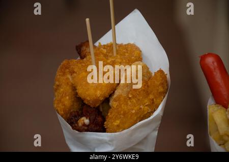 streetfood italiano, varietà di pesce pescato del giorno fritto in profondità nel cono di carta, pesce Foto Stock
