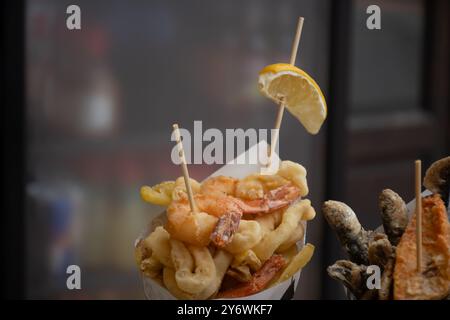 streetfood italiano, varietà di pesce pescato del giorno fritto in profondità nel cono di carta, pesce Foto Stock
