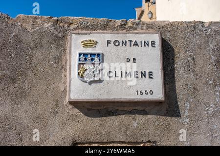 Lorgues, Francia - 09-21-2022: Cartello in cemento per "Fontana dell'arrampicata 1660" Foto Stock