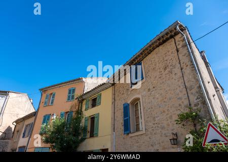 Lorgues, Francia - 09-21-2022: Classiche facciate di case in pietra nel villaggio provenzale Foto Stock