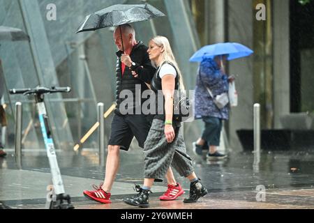 Atlanta, Georgia, Stati Uniti. 26 settembre 2024. La gente cammina in centro dato che Atlanta sta affrontando condizioni meteorologiche avverse prima dell'uragano Helene. (Credit Image: © Christopher Oquendo/ZUMA Press Wire) SOLO PER USO EDITORIALE! Non per USO commerciale! Foto Stock