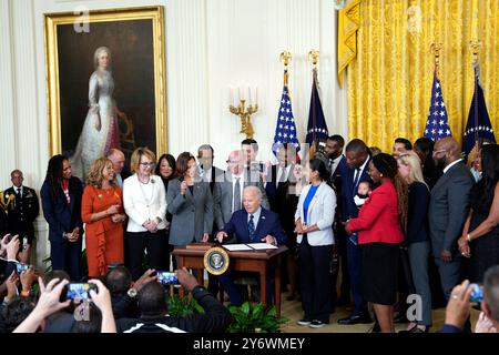 Washington, Stati Uniti. 26 settembre 2024. Il presidente DEGLI STATI UNITI Joe Biden e il vicepresidente Kamala Harris firmano l'ordine esecutivo, circondato da membri del Congresso e persone colpite da violenza armata, nella East Room alla Casa Bianca di Washington il 26 settembre 2024. Foto di Yuri Gripas/ABACAPRESS. COM credito: Abaca Press/Alamy Live News Foto Stock