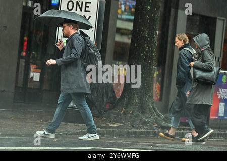 Atlanta, Georgia, Stati Uniti. 26 settembre 2024. La gente cammina in centro dato che Atlanta sta affrontando condizioni meteorologiche avverse prima dell'uragano Helene. (Credit Image: © Christopher Oquendo/ZUMA Press Wire) SOLO PER USO EDITORIALE! Non per USO commerciale! Foto Stock