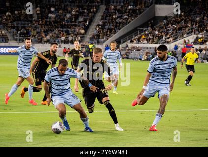 Los Angeles, Stati Uniti. 25 settembre 2024. Logan Ndenbe (18), il difensore dello Sporting Kansas City, tiene il pallone lontano dal centrocampista del LAFC Mateusz Bogusz durante la finale della U.S. Open Cup del 25 settembre 2024 al BMO Stadium di Los Angeles, CA. (Foto di Danilo Perez/Sipa USA) credito: SIPA USA/Alamy Live News Foto Stock