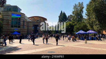 Los Angeles, Stati Uniti. 26 settembre 2024. Studenti universitari nel campus dell'UCLA vicino all'ASUCLA, l'Università della California, Los Angeles, a Westwood, Los Angeles, California. Gli studenti sono tornati al college per l'inizio delle lezioni oggi. Crediti: Stu Gray/Alamy Live News. Foto Stock