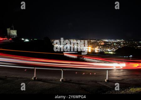Percorsi per auto su Signal Hill Road di notte a St. John's, Newfoundland & Labrador, Canada Foto Stock